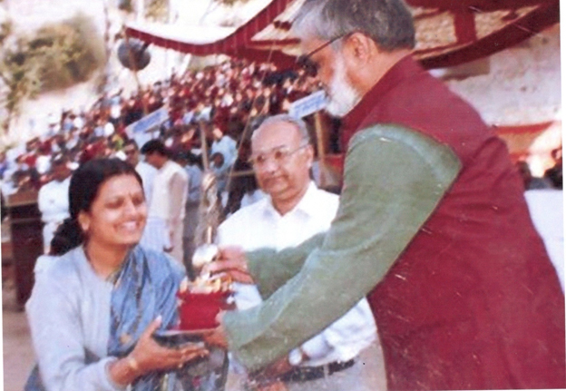 Best social worker award Shakuntala Pamecha , Director RJVS in 2000