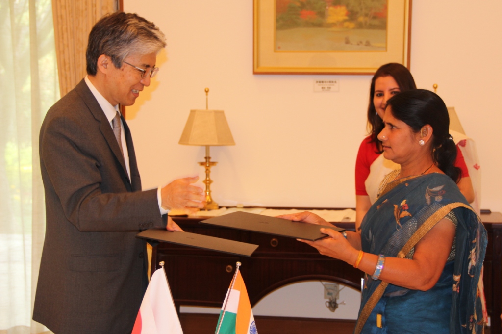 Takeshi-YagiAmbassador-Of-Embassy-of-Japan-exchanging-the-grant-contract-with-Rajsamand-Jan-Vikas-Sansthan-for-grant-assistance-for-grassroots-project